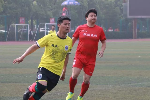 组图：斯卡洛尼返乡 众多球迷迎接欢迎